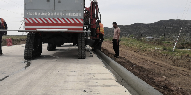 四履帶底盤全自動路緣石滑模機