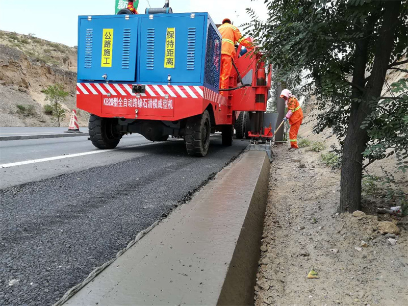 公路滑模機施工